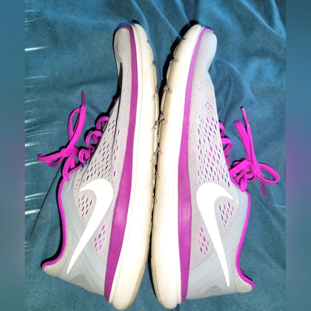 Womens Nike gray tennis shoe size 10